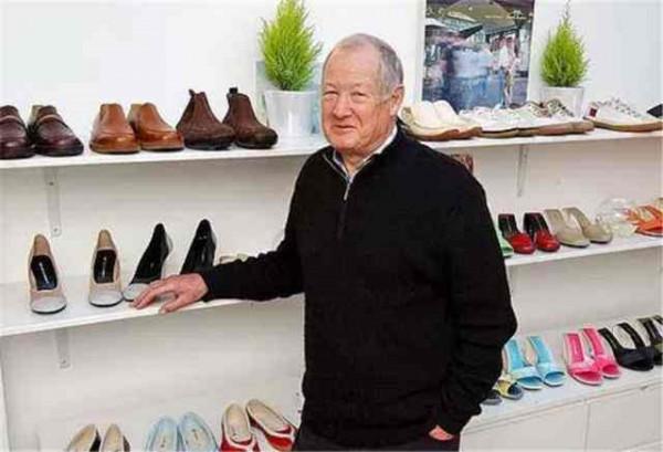 69歲英國富豪娶中國外賣員，連生三娃，多年專追中國女性