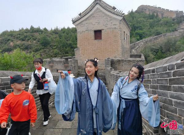 穿著漢服去旅行:在中國最美明長城金山嶺放飛 穿著漢服去旅行:在中國最美明長城金山嶺放飛