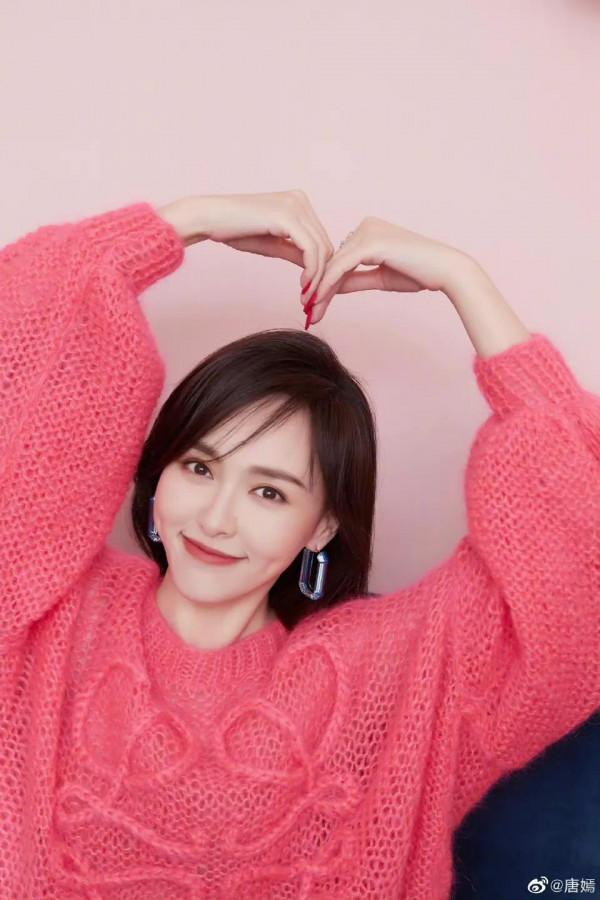元宵節景甜唯美甜度十足，唐嫣粉色毛衣比心超少女