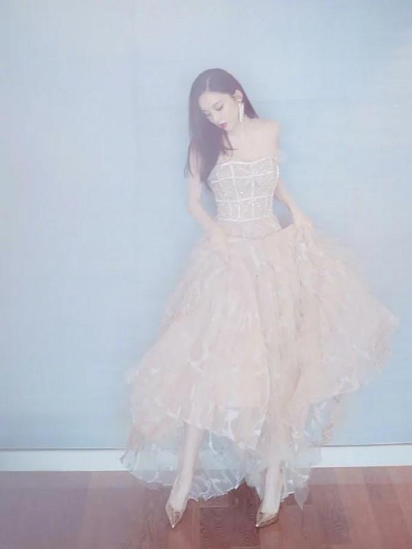 古力娜扎，著抹胸長裙優雅動人，長髮披肩美到發光 ​