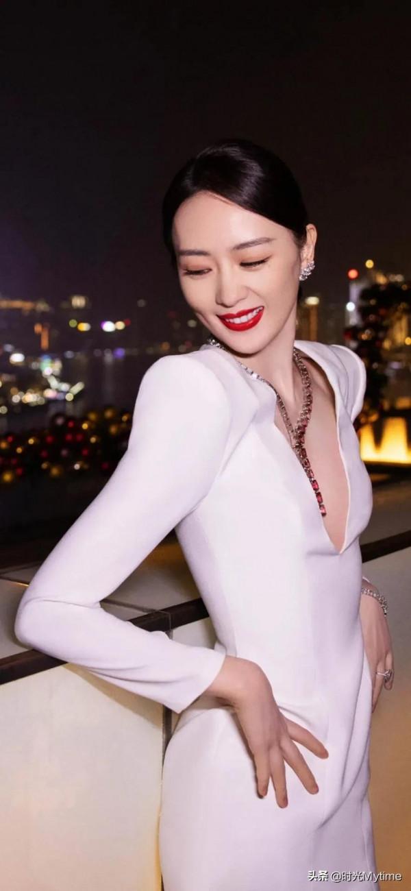 明星桌布:女人味十足的童謠 明星桌布:女人味十足的童謠