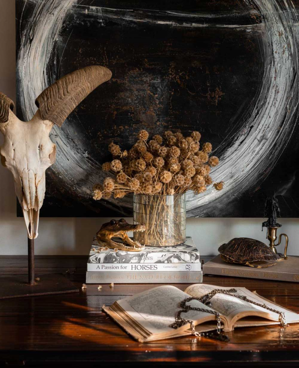 黑色牆壁搭配復古風格展現孟菲斯風格的家