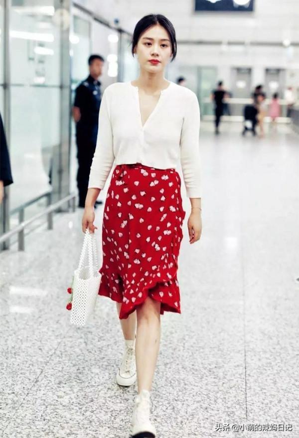 把你的衛衣收起來吧!今年流行穿“奶奶衫”,百搭顯瘦還特時髦 把你的衛衣收起來吧!今年流行穿“奶奶衫”,百搭顯瘦還特時髦