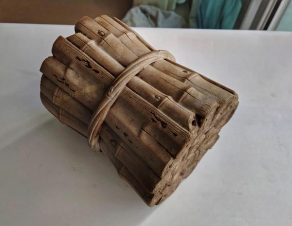 梅縣謝伯花10萬元買個仿清代筆筒，竹片加水泥製成？還說不後悔