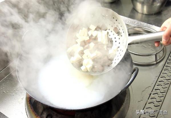 愛吃豆腐的要收藏了，大廚教你在家做鴨血豆腐湯，口感鮮嫩又清湯