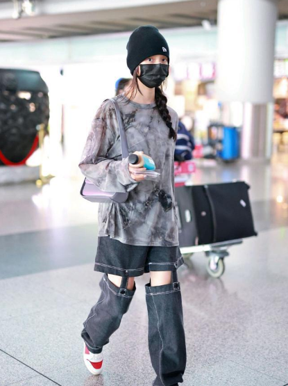 林允衣品成謎,同穿“挖空吊襪”褲,還能穿出兩種不同感覺 林允衣品成謎,同穿“挖空吊襪”褲,還能穿出兩種不同感覺