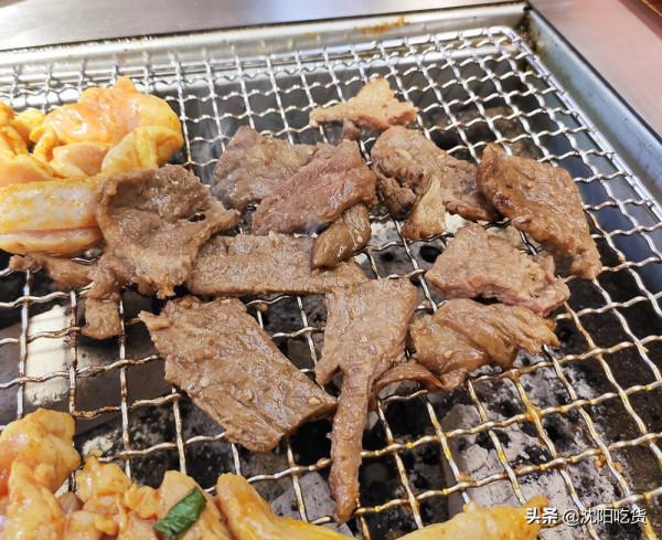 吃烤肉之前先拿個手推車，像逛超市似的選菜，可鐵板煎可篦子烤