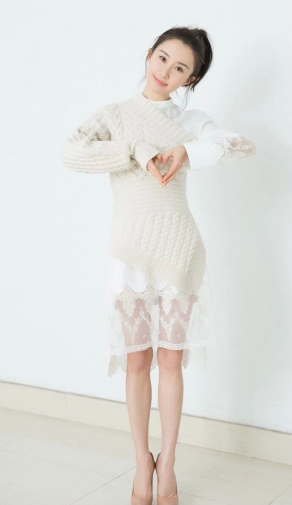 太美膩！舒暢白色套裙簡約時尚運動風滿滿，活力四射