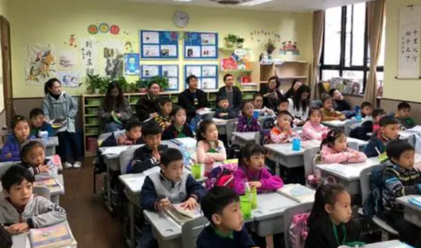 一小學生穿81萬的鞋上學,全身奢侈品價值上百萬,引網友熱論 一小學生穿81萬的鞋上學,全身奢侈品價值上百萬,引網友熱論