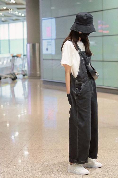 張小裴穿搭​吊帶褲氣質拿捏很到位，怎麼穿扣 方法很簡單