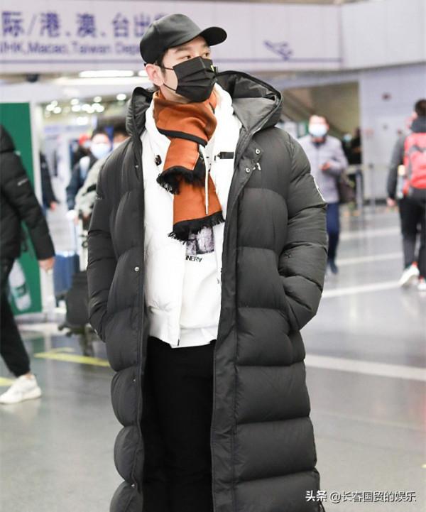 黃曉明離婚後首次露面,獨自出行面無表情 黃曉明離婚後首次露面,獨自出行面無表情