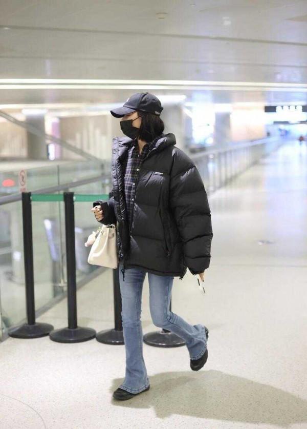 張雨綺終於找對“風格”了，穿短羽絨服配喇叭褲，顯瘦又時髦