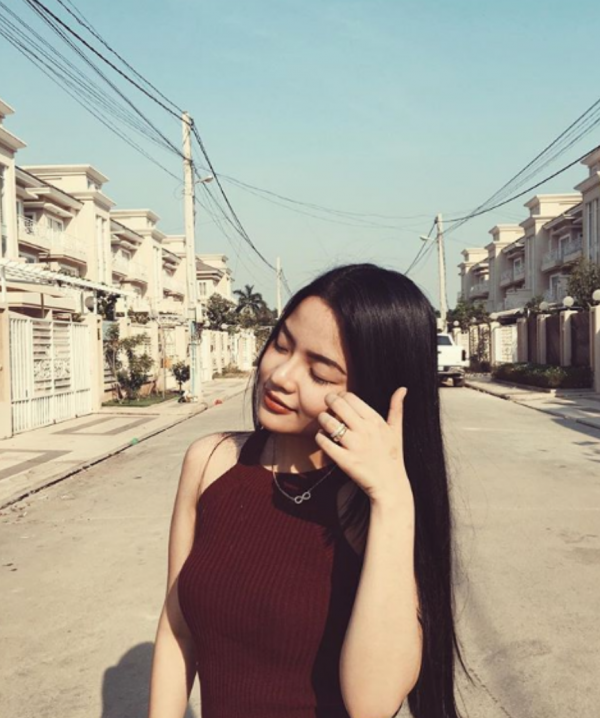 25歲柬埔寨公主：笑容甜美曬中國大學畢業證，站莫尼列身邊真乖巧