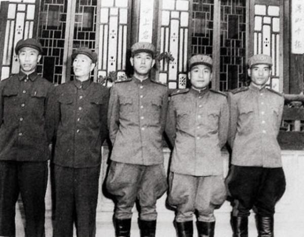 戰士從報紙上認出父親，指導員卻說：別亂想了，那是高階首長