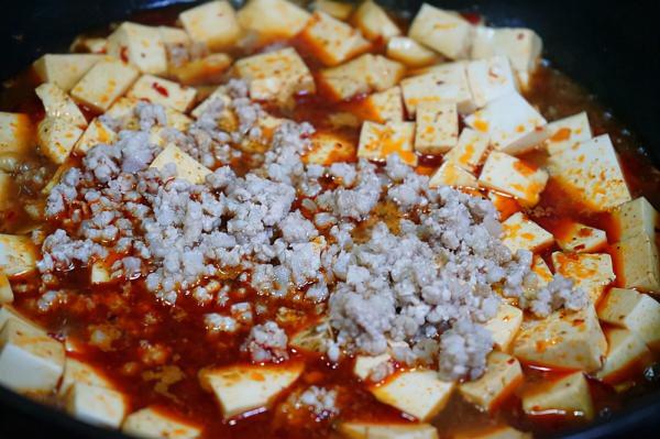 燉豆腐的時候放一點肉沫和蒜薹會更香，開胃還下飯，快來試試