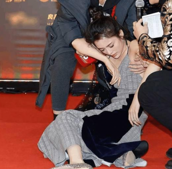 35歲何潔深夜與好友聚餐，穿著厚實側顏精緻，手拿卡通包包超可愛