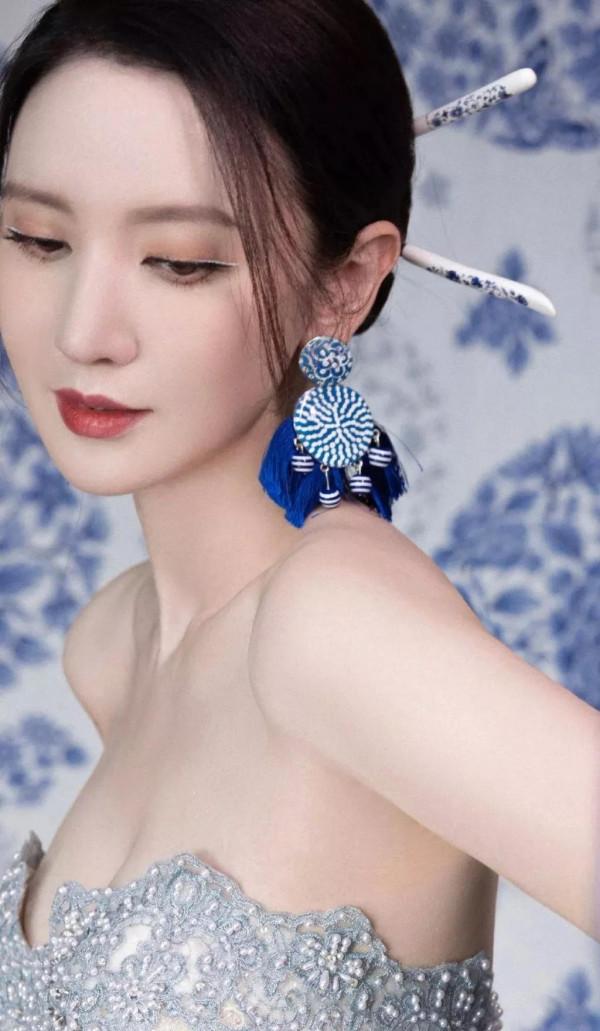 女星張萌之傳統青花套裝