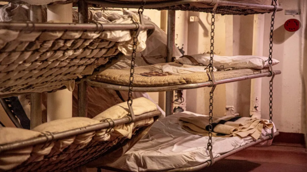 075海南艦艙室揭秘，現代軍艦有多豪華？每天14道菜天天不重樣