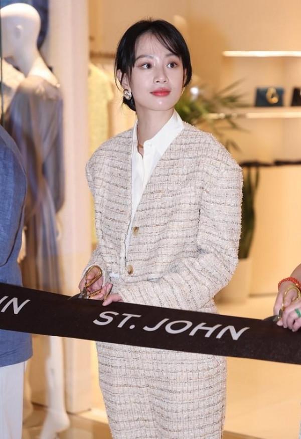 李夢的長相很有辨識度,穿貴婦風格的衣服,真的太有魅力了 李夢的長相很有辨識度,穿貴婦風格的衣服,真的太有魅力了