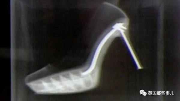 她用高跟鞋連扎25下將男友殺死，然而她卻有完全不同的說法