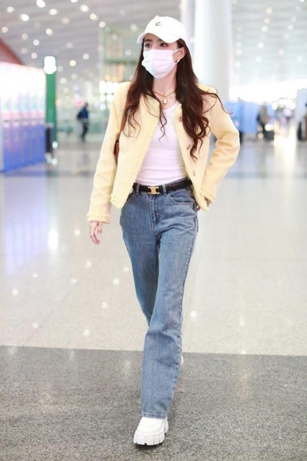 徐璐這造型沒點審美真駕馭不了,感覺好豔俗,還好她的氣質能撐住 徐璐這造型沒點審美真駕馭不了,感覺好豔俗,還好她的氣質能撐住