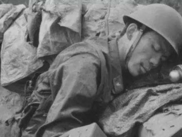 傅平山：7發子彈抗敵6日，遇害後遺體仍被敵人拖拽，僅剩頭顱回國