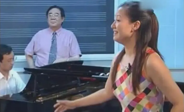 42歲女高音王麗達，32歲青歌賽冠軍九上春晚，如今為何做大學老師