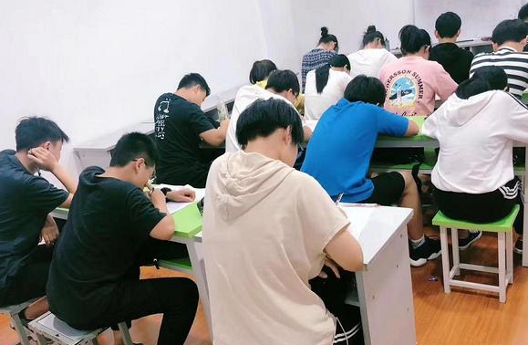 新型“啃老族”出現,父母還被“矇在鼓裡”,反而覺得孩子很上進 新型“啃老族”出現,父母還被“矇在鼓裡”,反而覺得孩子很上進