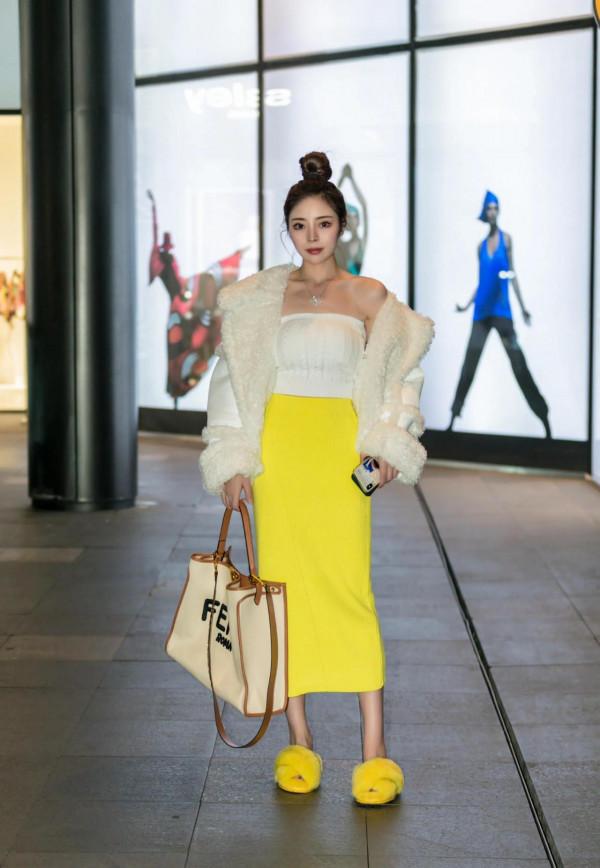 看街拍 識包包：芬迪tote、水桶包、腋下包、手拿包穿搭示範