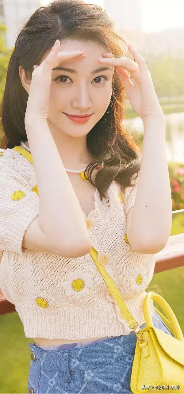 景甜，膚白貌美，恬靜如水