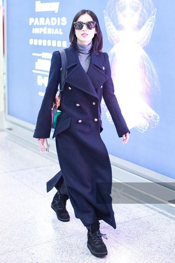 黃聖依“得罪”燈光師了?戴億元翡翠卻顯得廉價,顏值也大打折扣 黃聖依“得罪”燈光師了?戴億元翡翠卻顯得廉價,顏值也大打折扣