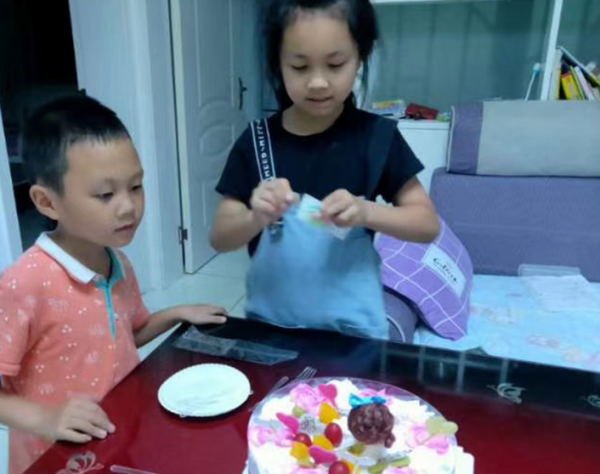 34歲湖南女子，為替丈夫還債辭去教師工作，獨闖上海4年賺80萬