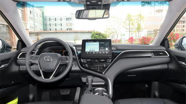 不愁賣的豐田凱美瑞，年前還多降3千元，全款買正合適？