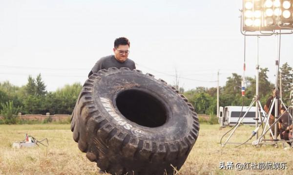 央視出手就王炸，綜藝主持天團國慶宣傳片拍得像電影，大家都好拼