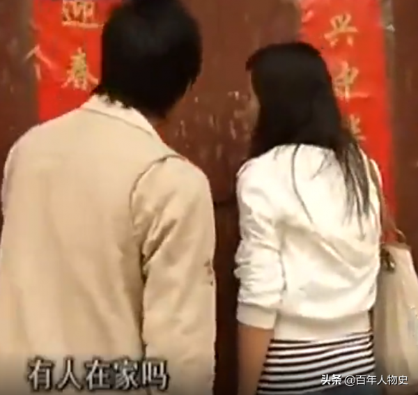 女孩苦尋初戀墳墓，意外發現他“復活”鐵籠中，爸爸：5年前關的