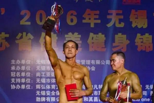 57歲環衛工人堅持健身20年,肌肉身材炸裂,令年輕人自愧不如 57歲環衛工人堅持健身20年,肌肉身材炸裂,令年輕人自愧不如