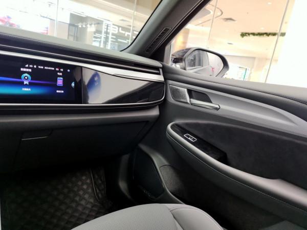 內飾三塊大屏 實拍極狐阿爾法T 空間是亮點 內飾三塊大屏 實拍極狐阿爾法T 空間是亮點