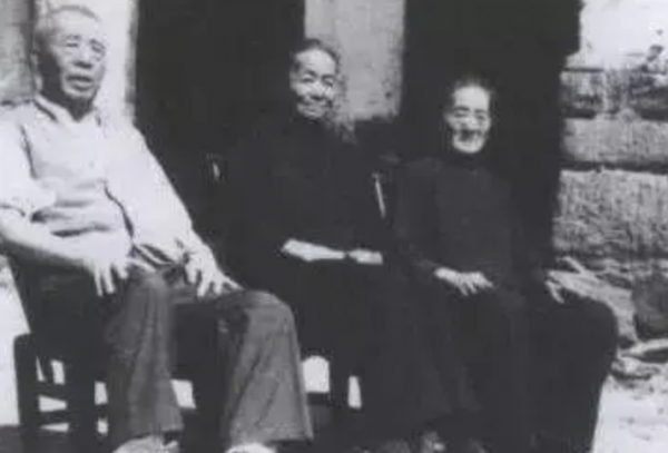 兒子撒謊說去當鐵匠，當兵20多年成司令，回家母親給了他一巴掌