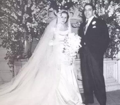 她獨自繼承了船王父親的全部遺產，卻四婚四離，38歲死於自家浴缸