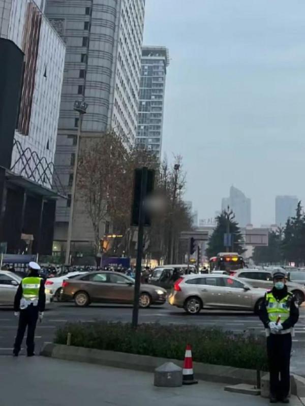 趙文卓被誣陷飆車被抓，網友幫闢謠，陳小春張智霖變交警指揮交通