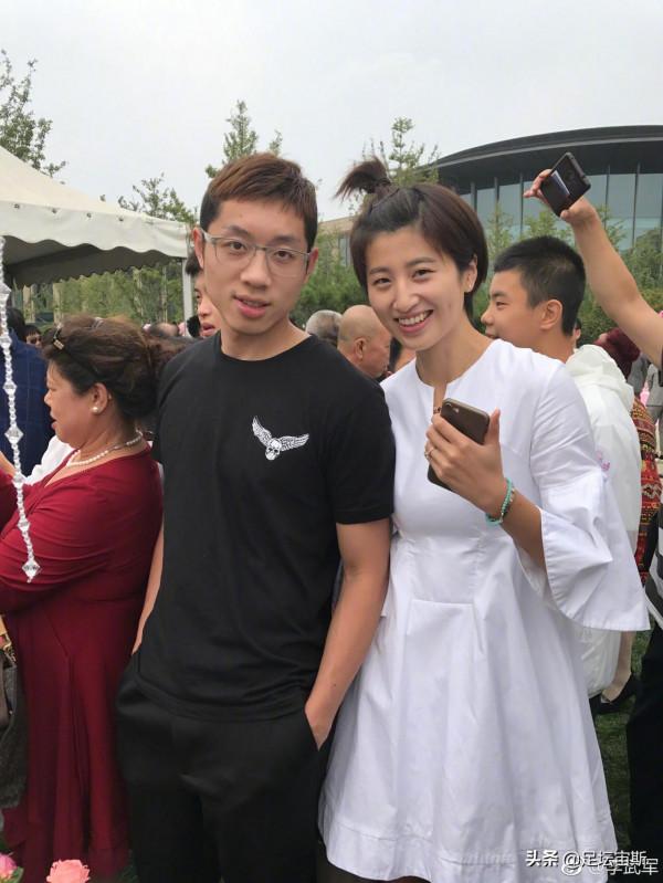 許昕攜漂亮媳婦拜年，手拿糖葫蘆！姚彥笑容甜美，子女雙全太幸福