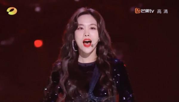 芒果年貨節：twins胖成姨，鞠婧禕半永久妝發，蔡徐坤霸氣開演