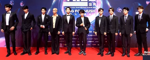 又見紅毯魔鬼打光！明星一臉坑窪，粉底又厚又白好像戴了面具