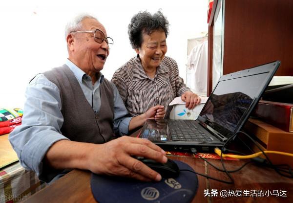 存錢和不存錢的人,老了會有什麼影響?兩位老人說出各自真實經歷 存錢和不存錢的人,老了會有什麼影響?兩位老人說出各自真實經歷