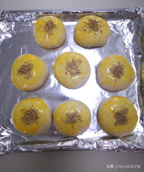 蒸包子吃膩了試試烤包子吧，外酥裡軟又多汁，搭配蘿蔔湯，助消化