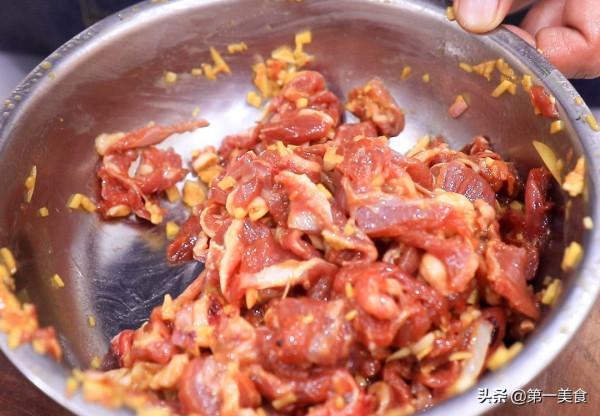 做蔥爆羊肉時，大蔥和羊肉一起炒還是分開炒，廚師長教你正確做法