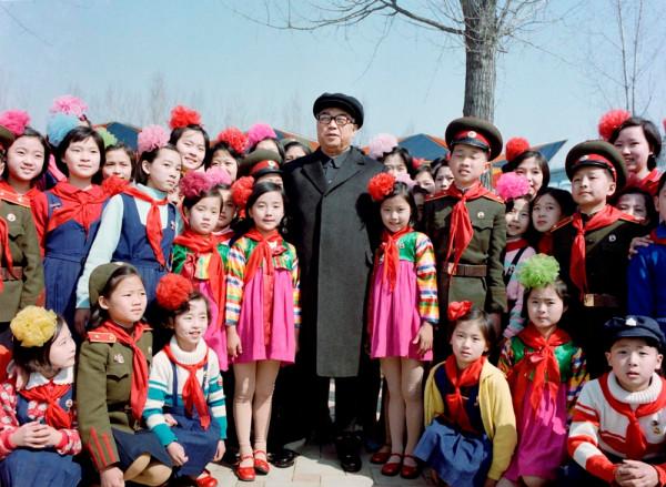 朝鮮圖片展：金日成與兒童們在一起