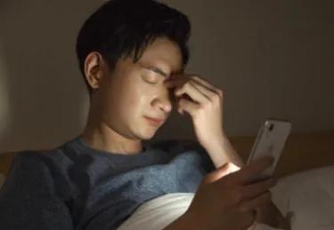 總是熬夜看手機，7個毛病找上門