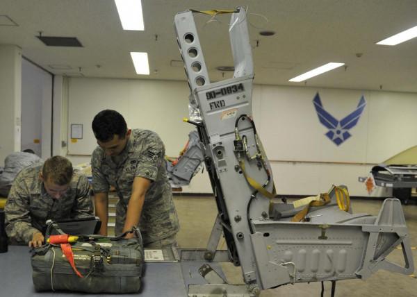 美俄飛行員都標配自動步槍，中國飛行員只配手槍，自衛是否夠用？