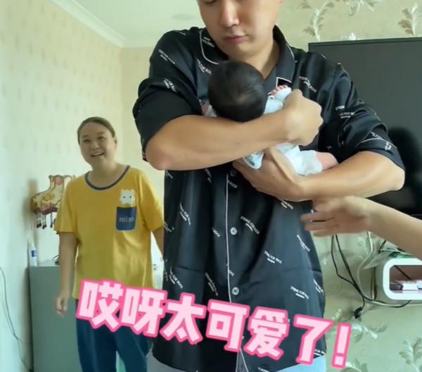 家中老人想抱孩子，爸爸提出投幣50元抱3分鐘，月嫂伸手鬧尷尬